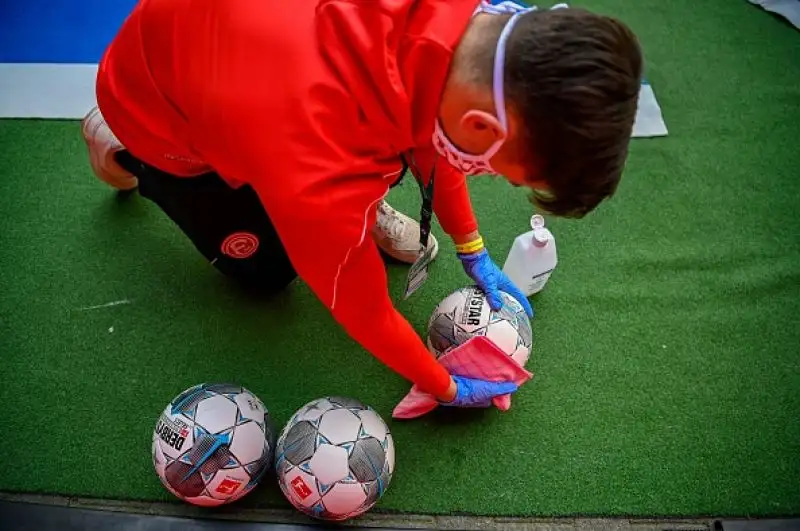 E' ripartita la Bundesliga, in piena pandemia di Coronavirus. Stadi vuoti, mascherine, niente abbracci e saluti con il gomito: tutte le foto.