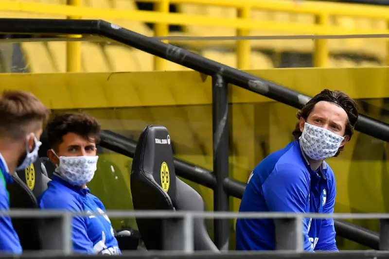 E' ripartita la Bundesliga, in piena pandemia di Coronavirus. Stadi vuoti, mascherine, niente abbracci e saluti con il gomito: tutte le foto.