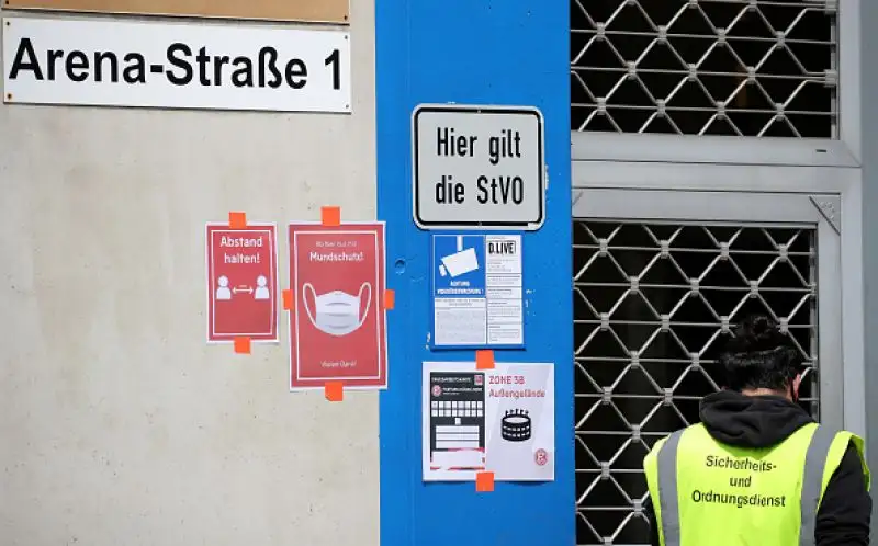 E' ripartita la Bundesliga, in piena pandemia di Coronavirus. Stadi vuoti, mascherine, niente abbracci e saluti con il gomito: tutte le foto.