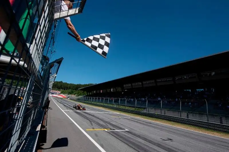 Max Verstappen ha vinto il Gran Premio d'Austria, finito tra le polemiche. Il pilota della Red Bull ha conquistato la prima vittoria stagionale al termine di una grande rimonta