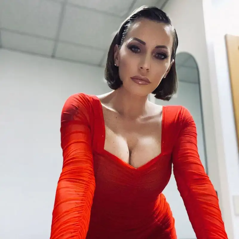 Karina Cascella è incontenibile sul suo profilo Instagram da oltre un milione di followers.