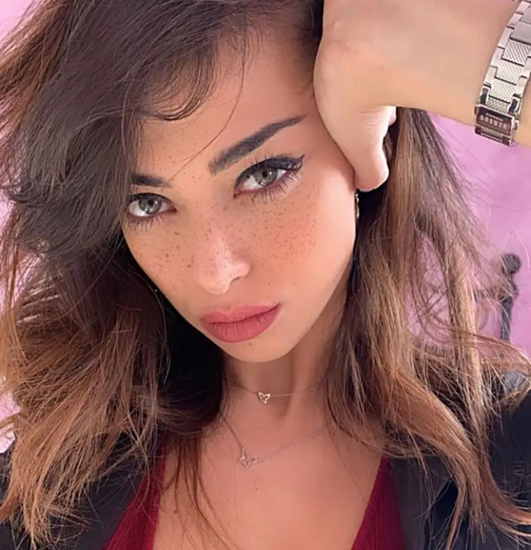 Con quasi 100mila follower, Ilenia De Sena sta spopolando su Instagram.