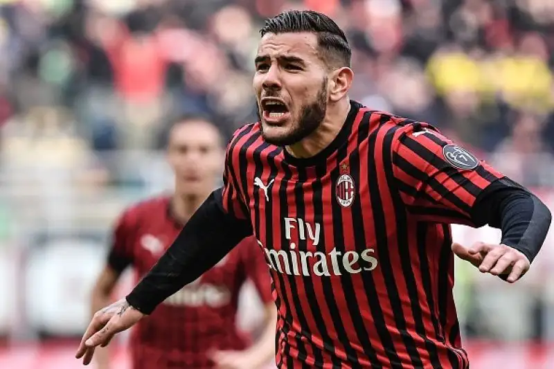 I rossoneri superano in casa i friulani al termine di una partita spettacolare: decide Rebic in extremis.