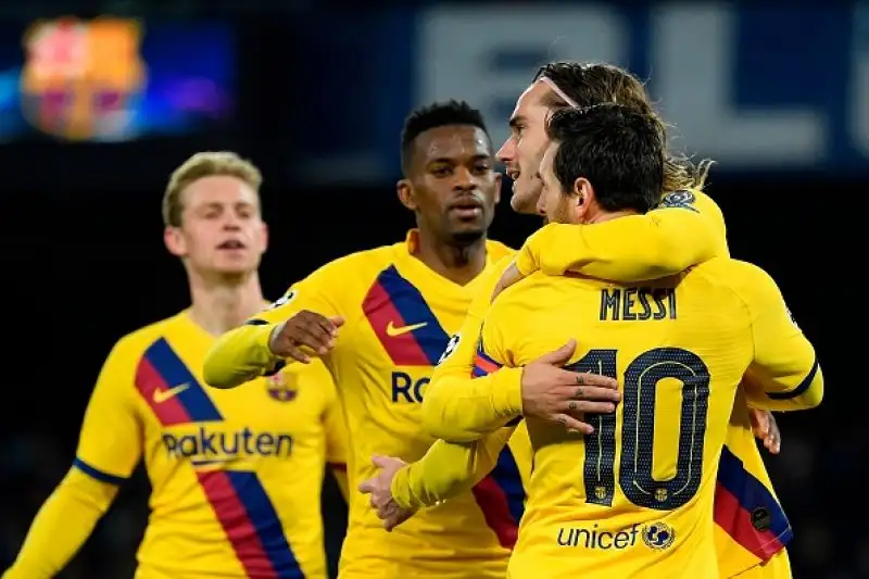 Gli azzurri giocano meglio di Messi e compagni, il belga segna il gol che gli permette di raggiungere Hamsik, poi finisce 1-1.
