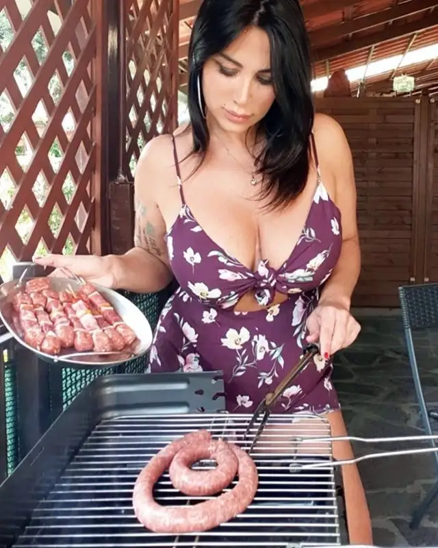 La super tifosa del Napoli dà prova delle sue abilità di cuoca sul suo profilo Instagram.