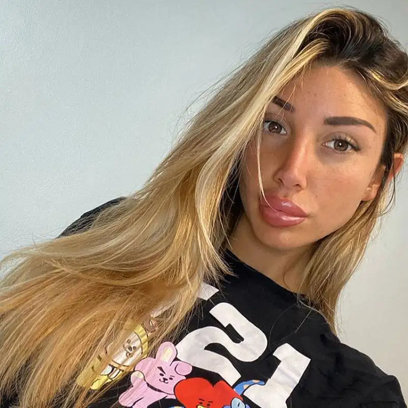 Non solo troniste, letterine, veline, gieffine, etc etc. Tra le wag c'è anche una dottoressa in Scienze dell'Educazione.