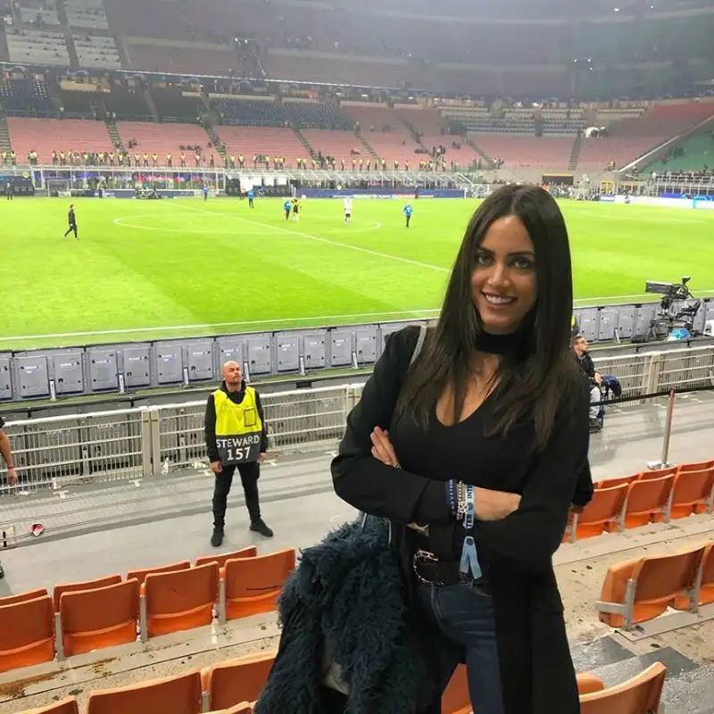 Laureata in economia e commercio, si occupa anche di calcio.