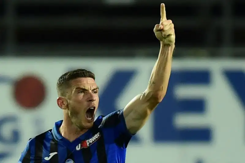 Biancocelesti subito avanti di due gol con un autorete di De Roon e un gran gol di Milinkovic-Savic. I padroni di casa ribaltano tutto con le reti di Goosens, Malinovsky e Palomino.