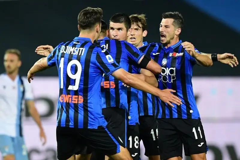 Biancocelesti subito avanti di due gol con un autorete di De Roon e un gran gol di Milinkovic-Savic. I padroni di casa ribaltano tutto con le reti di Goosens, Malinovsky e Palomino.