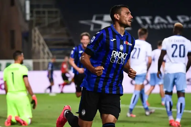 Biancocelesti subito avanti di due gol con un autorete di De Roon e un gran gol di Milinkovic-Savic. I padroni di casa ribaltano tutto con le reti di Goosens, Malinovsky e Palomino.