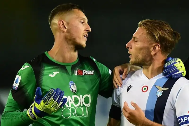 Biancocelesti subito avanti di due gol con un autorete di De Roon e un gran gol di Milinkovic-Savic. I padroni di casa ribaltano tutto con le reti di Goosens, Malinovsky e Palomino.