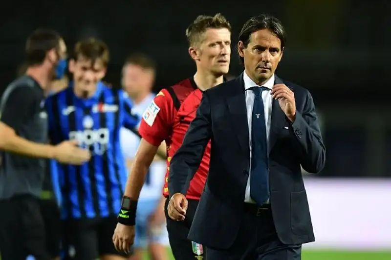 Biancocelesti subito avanti di due gol con un autorete di De Roon e un gran gol di Milinkovic-Savic. I padroni di casa ribaltano tutto con le reti di Goosens, Malinovsky e Palomino.