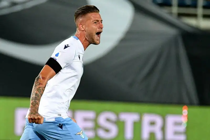 Biancocelesti subito avanti di due gol con un autorete di De Roon e un gran gol di Milinkovic-Savic. I padroni di casa ribaltano tutto con le reti di Goosens, Malinovsky e Palomino.