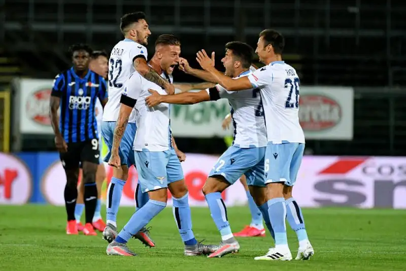 Biancocelesti subito avanti di due gol con un autorete di De Roon e un gran gol di Milinkovic-Savic. I padroni di casa ribaltano tutto con le reti di Goosens, Malinovsky e Palomino.