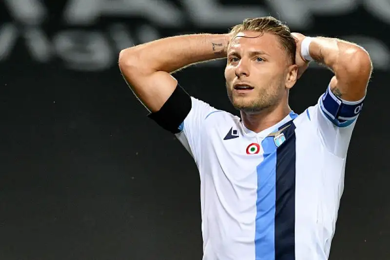 Biancocelesti subito avanti di due gol con un autorete di De Roon e un gran gol di Milinkovic-Savic. I padroni di casa ribaltano tutto con le reti di Goosens, Malinovsky e Palomino.