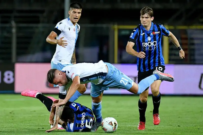 Biancocelesti subito avanti di due gol con un autorete di De Roon e un gran gol di Milinkovic-Savic. I padroni di casa ribaltano tutto con le reti di Goosens, Malinovsky e Palomino.
