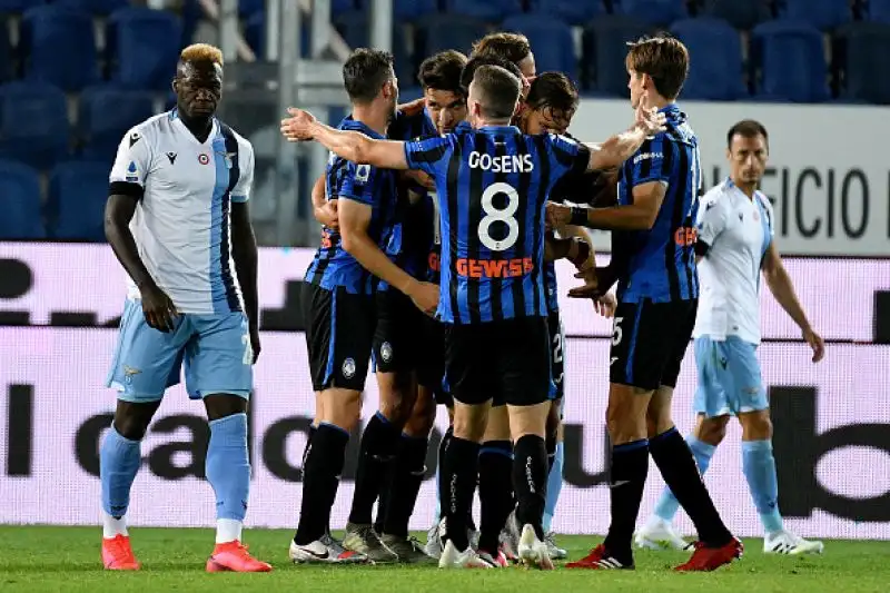 Biancocelesti subito avanti di due gol con un autorete di De Roon e un gran gol di Milinkovic-Savic. I padroni di casa ribaltano tutto con le reti di Goosens, Malinovsky e Palomino.