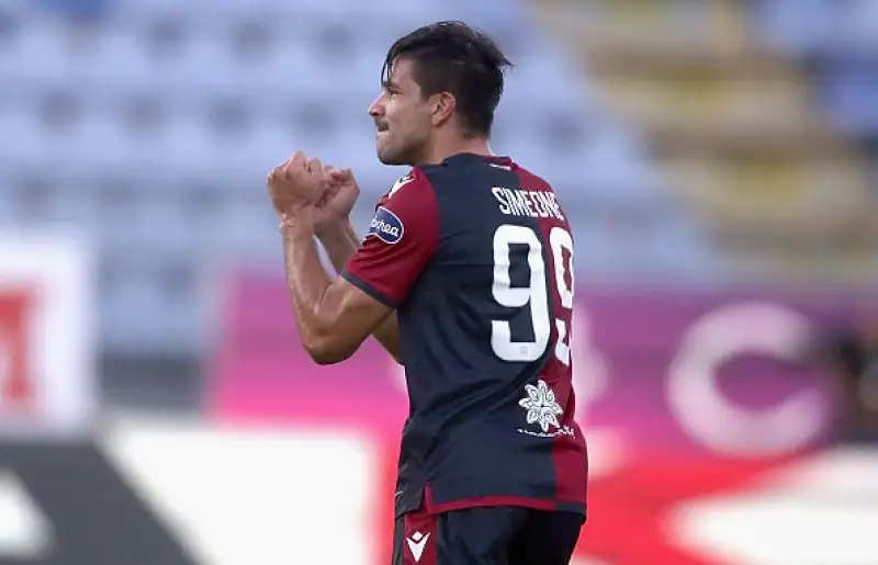 I padroni di casa raggiungono il triplo vantaggio con le reti di Nandez, Simeone e Nainggolan, poi il Toro rimonta con Bremer e Belotti ma nel suo momento migliore subisce il rigore di Joao Pedro che chiude la gara.