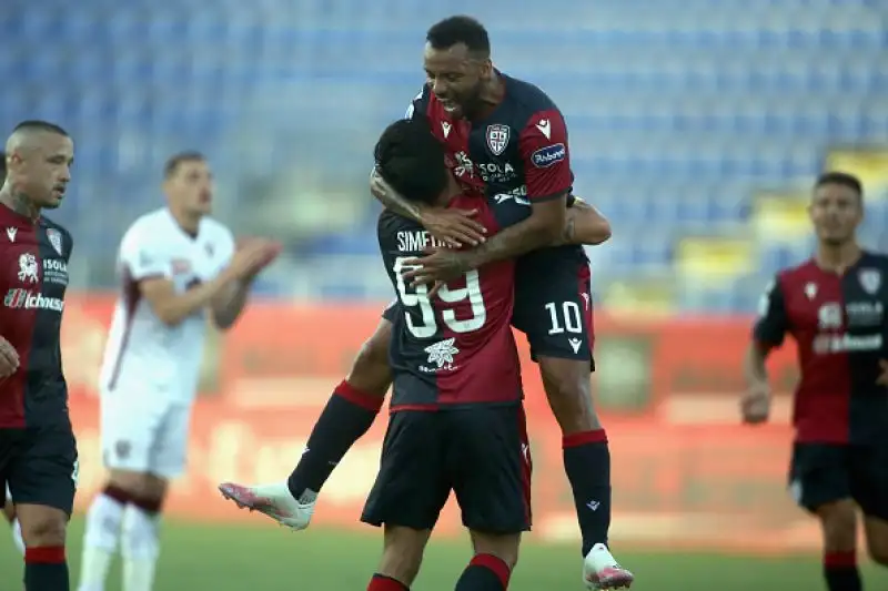 I padroni di casa raggiungono il triplo vantaggio con le reti di Nandez, Simeone e Nainggolan, poi il Toro rimonta con Bremer e Belotti ma nel suo momento migliore subisce il rigore di Joao Pedro che chiude la gara.