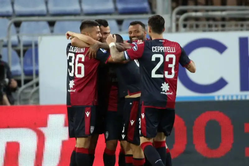 I padroni di casa raggiungono il triplo vantaggio con le reti di Nandez, Simeone e Nainggolan, poi il Toro rimonta con Bremer e Belotti ma nel suo momento migliore subisce il rigore di Joao Pedro che chiude la gara.