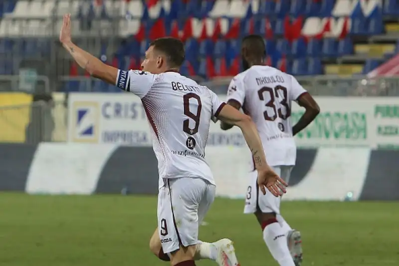 I padroni di casa raggiungono il triplo vantaggio con le reti di Nandez, Simeone e Nainggolan, poi il Toro rimonta con Bremer e Belotti ma nel suo momento migliore subisce il rigore di Joao Pedro che chiude la gara.