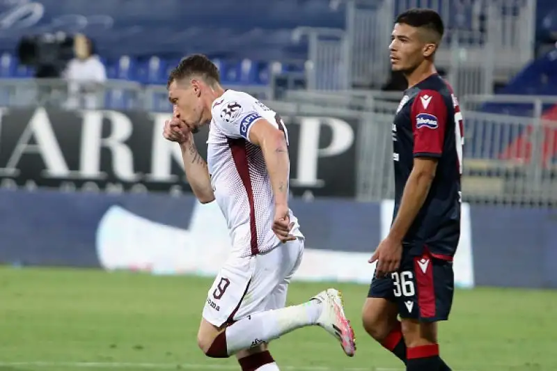 I padroni di casa raggiungono il triplo vantaggio con le reti di Nandez, Simeone e Nainggolan, poi il Toro rimonta con Bremer e Belotti ma nel suo momento migliore subisce il rigore di Joao Pedro che chiude la gara.