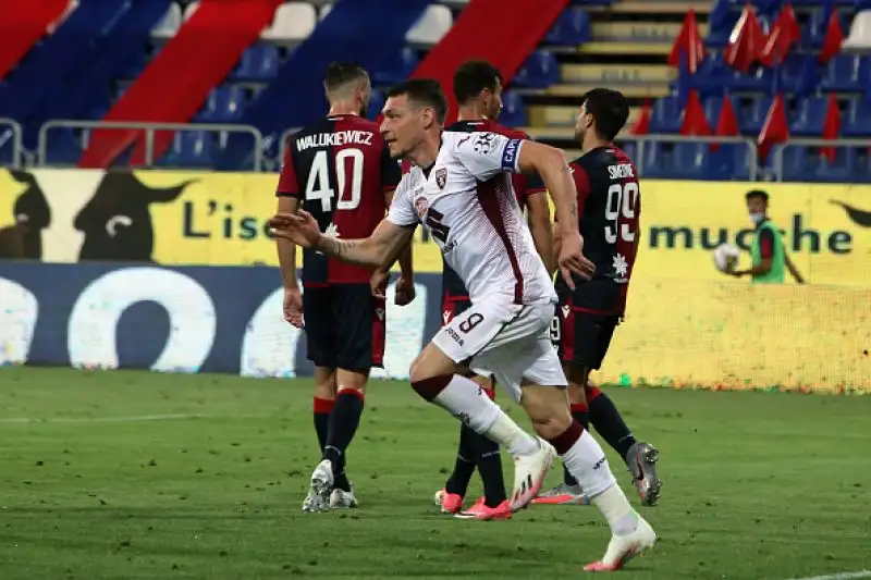 I padroni di casa raggiungono il triplo vantaggio con le reti di Nandez, Simeone e Nainggolan, poi il Toro rimonta con Bremer e Belotti ma nel suo momento migliore subisce il rigore di Joao Pedro che chiude la gara.