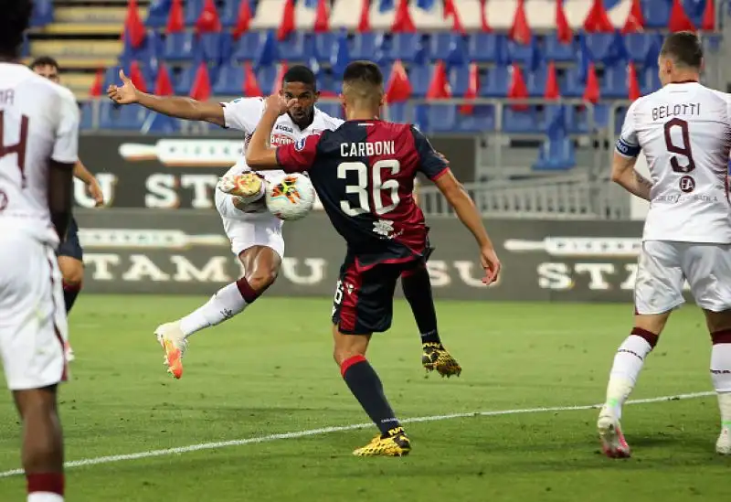 I padroni di casa raggiungono il triplo vantaggio con le reti di Nandez, Simeone e Nainggolan, poi il Toro rimonta con Bremer e Belotti ma nel suo momento migliore subisce il rigore di Joao Pedro che chiude la gara.