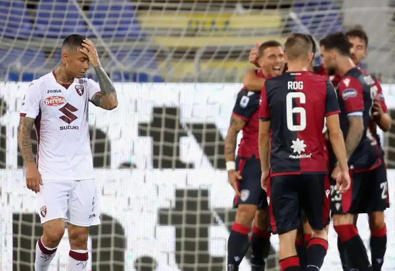 I padroni di casa raggiungono il triplo vantaggio con le reti di Nandez, Simeone e Nainggolan, poi il Toro rimonta con Bremer e Belotti ma nel suo momento migliore subisce il rigore di Joao Pedro che chiude la gara.