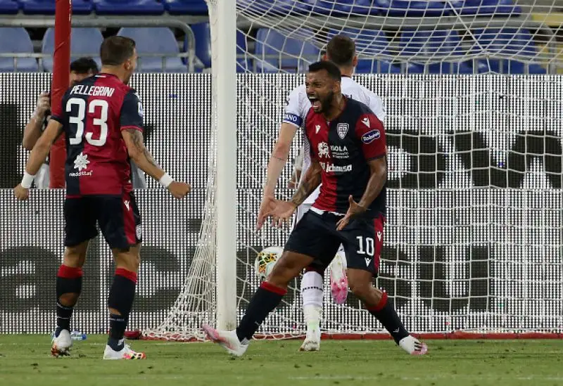 I padroni di casa raggiungono il triplo vantaggio con le reti di Nandez, Simeone e Nainggolan, poi il Toro rimonta con Bremer e Belotti ma nel suo momento migliore subisce il rigore di Joao Pedro che chiude la gara.