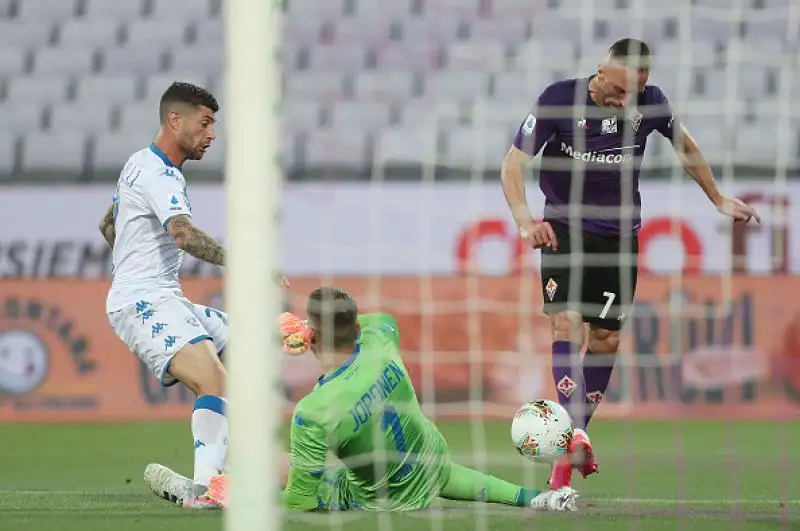 Ospiti in vantaggio con un rigore di Donnarumma, pareggio della squadra di Iachini con capitan Pezzella che risolve una mischia. Espulso Caceres a venti dal termine.