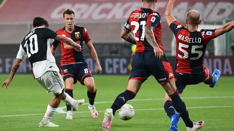 Tre punti d’oro per la Juventus, che in casa del Genoa sfonda nella ripresa e si riporta a +4 dalla Lazio, che poche ore prima era passata a Torino con i granata: 3-1 per gli uomini di Sarri.