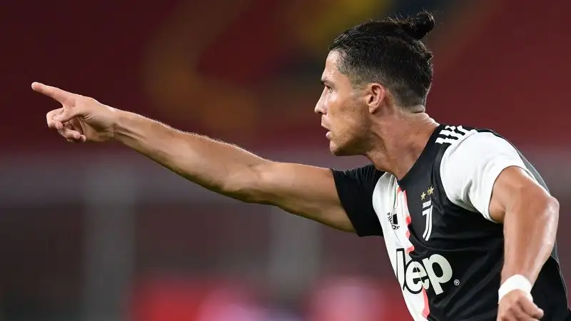 Tre punti d’oro per la Juventus, che in casa del Genoa sfonda nella ripresa e si riporta a +4 dalla Lazio, che poche ore prima era passata a Torino con i granata: 3-1 per gli uomini di Sarri.