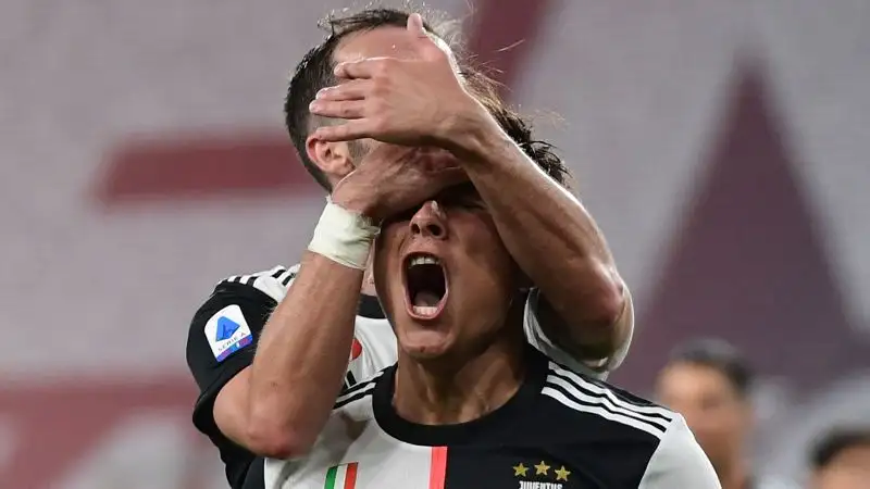 Tre punti d’oro per la Juventus, che in casa del Genoa sfonda nella ripresa e si riporta a +4 dalla Lazio, che poche ore prima era passata a Torino con i granata: 3-1 per gli uomini di Sarri.