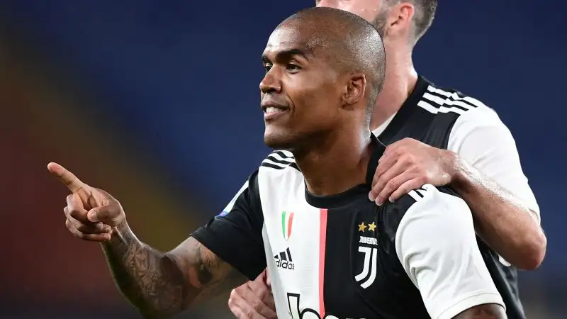 Tre punti d’oro per la Juventus, che in casa del Genoa sfonda nella ripresa e si riporta a +4 dalla Lazio, che poche ore prima era passata a Torino con i granata: 3-1 per gli uomini di Sarri.