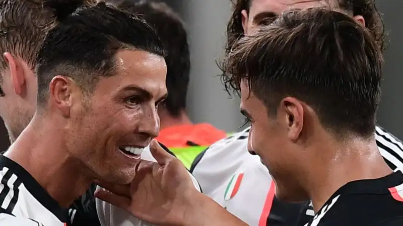 Tre punti d’oro per la Juventus, che in casa del Genoa sfonda nella ripresa e si riporta a +4 dalla Lazio, che poche ore prima era passata a Torino con i granata: 3-1 per gli uomini di Sarri.