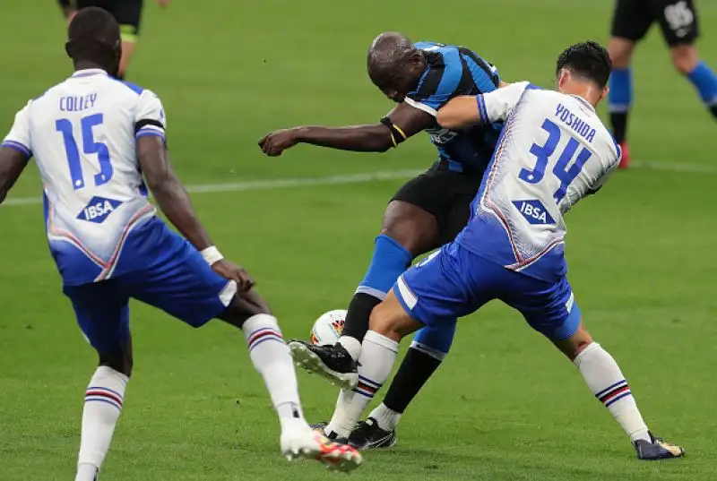 La squadra di Conte piega per 2-1 in casa i blucerchiati.