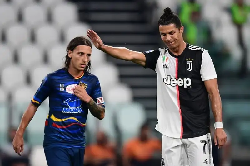 Il Lecce resta in dieci nel primo tempo e cede dopo l'ingresso di Douglas Costa.