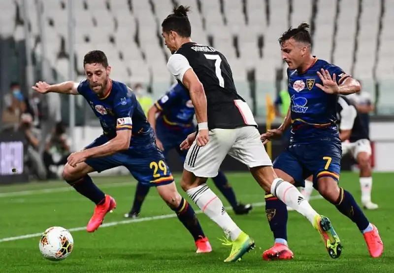 Il Lecce resta in dieci nel primo tempo e cede dopo l'ingresso di Douglas Costa.