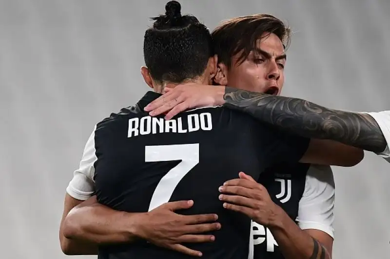 Il Lecce resta in dieci nel primo tempo e cede dopo l'ingresso di Douglas Costa.