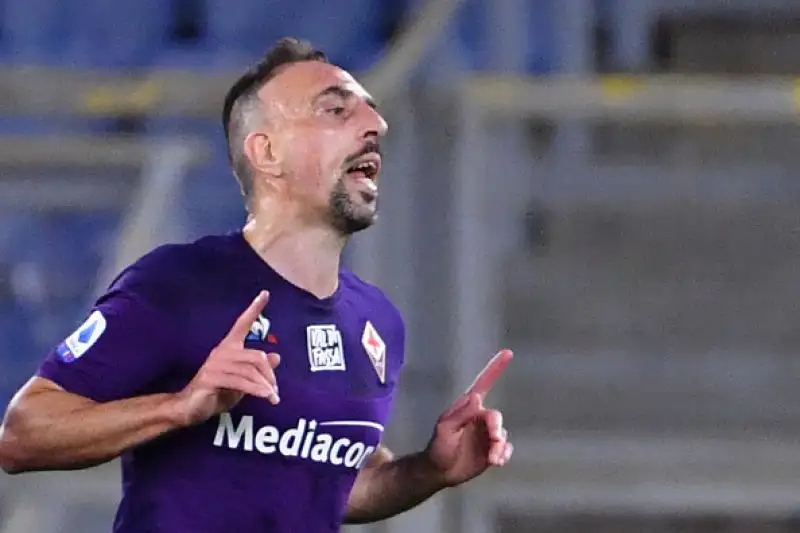 Un gioiello di Ribery nel primo tempo non basta ai gigliati: Immobile e Luis Alberto stendono la Fiorentina nella ripresa.