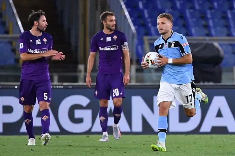 Un gioiello di Ribery nel primo tempo non basta ai gigliati: Immobile e Luis Alberto stendono la Fiorentina nella ripresa.