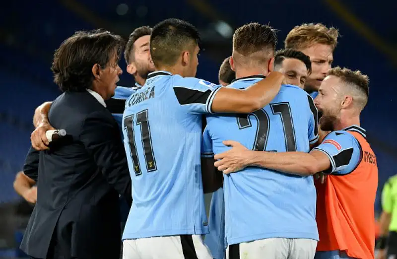Un gioiello di Ribery nel primo tempo non basta ai gigliati: Immobile e Luis Alberto stendono la Fiorentina nella ripresa.