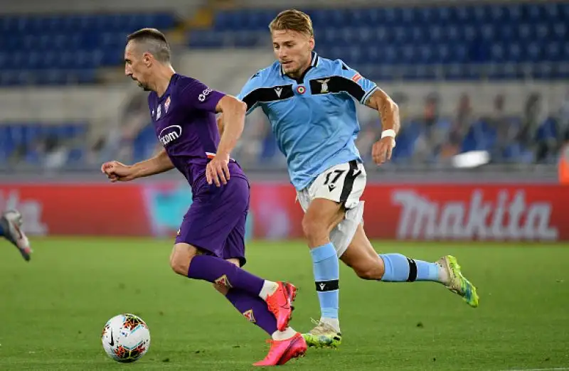 Un gioiello di Ribery nel primo tempo non basta ai gigliati: Immobile e Luis Alberto stendono la Fiorentina nella ripresa.