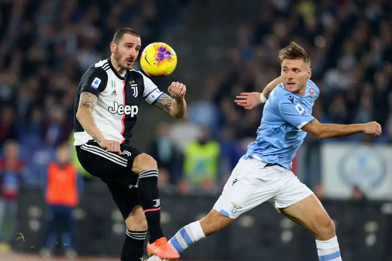 La Juve crolla a Roma: Lazio da scudetto, l'Inter resta prima. Prima sconfitta stagionale per i bianconeri di Sarri.