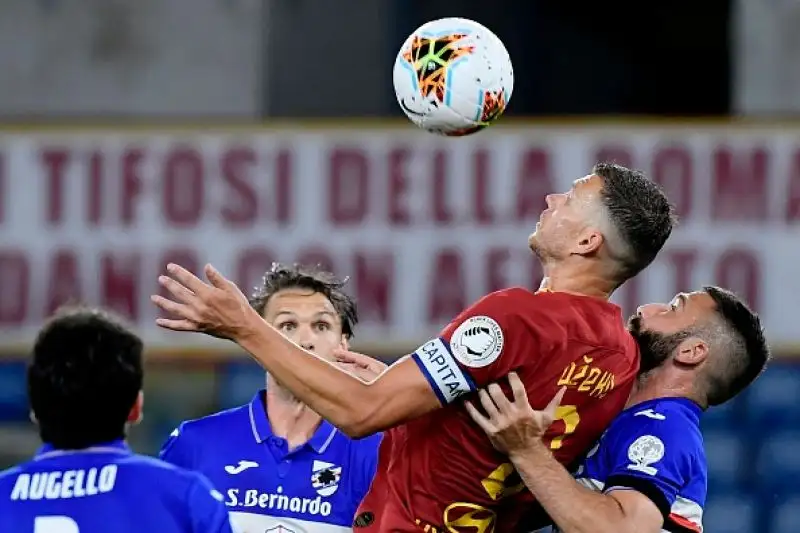 Al vantaggio ospite di Gabbiadini ha risposto una doppietta di Edin Dzeko per i padroni di casa.