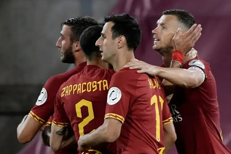 Al vantaggio ospite di Gabbiadini ha risposto una doppietta di Edin Dzeko per i padroni di casa.
