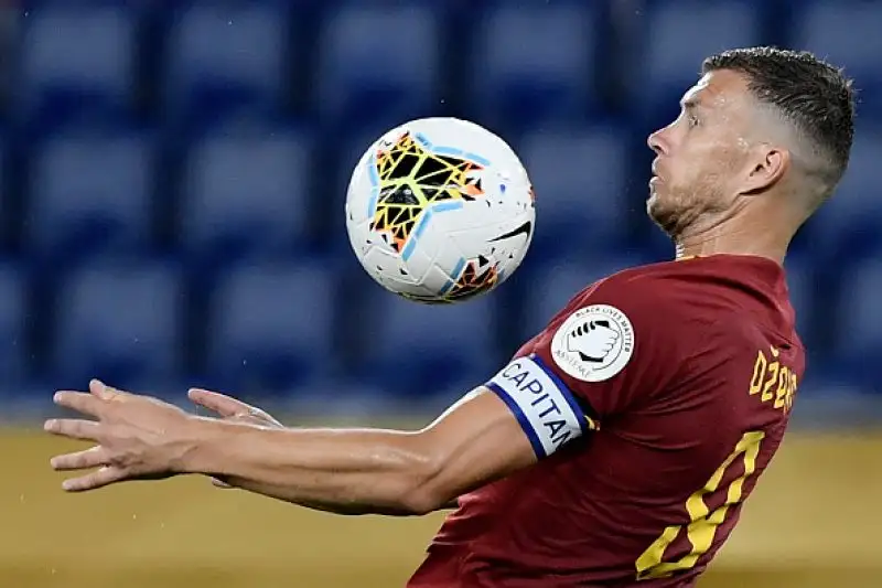 Al vantaggio ospite di Gabbiadini ha risposto una doppietta di Edin Dzeko per i padroni di casa.