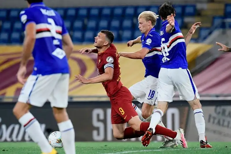 Al vantaggio ospite di Gabbiadini ha risposto una doppietta di Edin Dzeko per i padroni di casa.