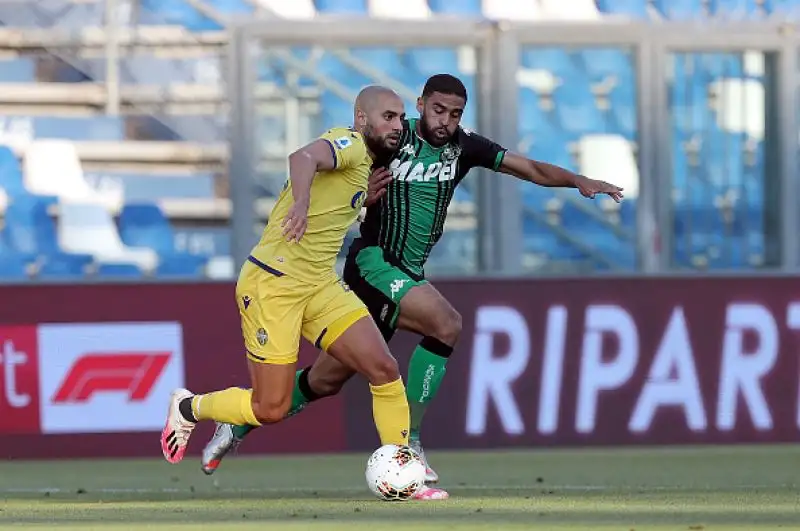 Si ferma il Verona, bloccato per  3-3 a Reggio Emilia dal Sassuolo: dopo un primo tempo senza reti, la ripresa è pirotecnica, con 6 gol. 